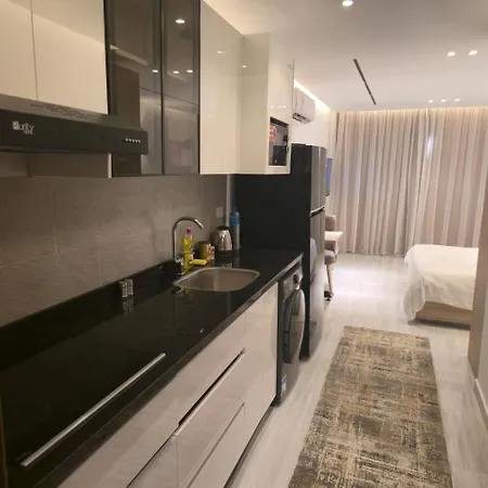 Studio Apartment With Pool View In Alhambra Avenue South
