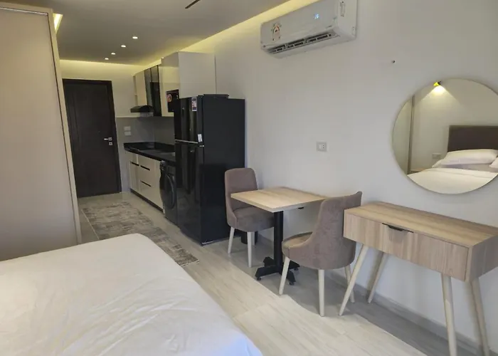 Aparthotel With Pool View In Alhambra Avenue South