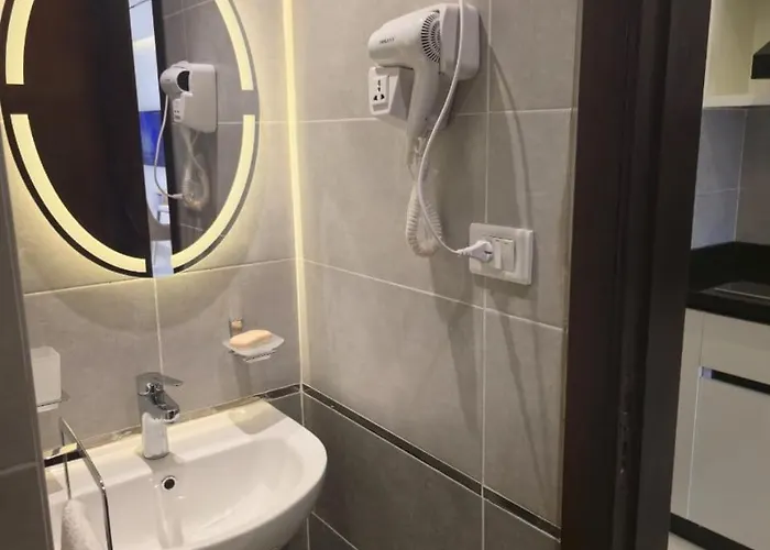 Apartmanhotel With Pool View In Alhambra Avenue South 3*