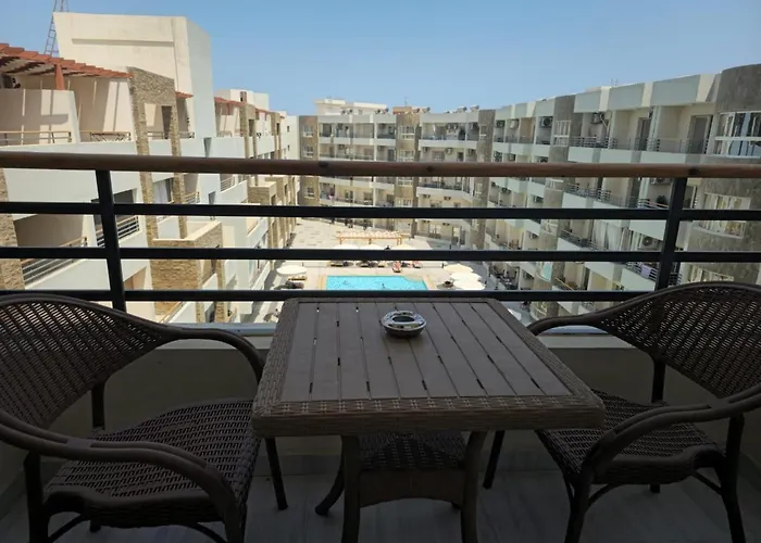 With Pool View In Alhambra Avenue South Apartmanhotel Gurdaka