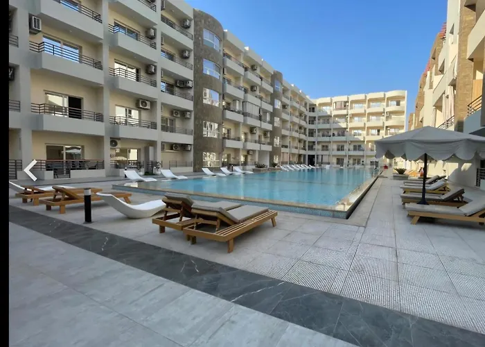 Apartmanhotel With Pool View In Alhambra Avenue South Gurdaka
